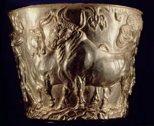 Becher, der einen Hausstier darstellt, gefunden im königlichen Grab von Vaphio, Sparta, spätes Minoisch I, ca. 1500 v. Chr.